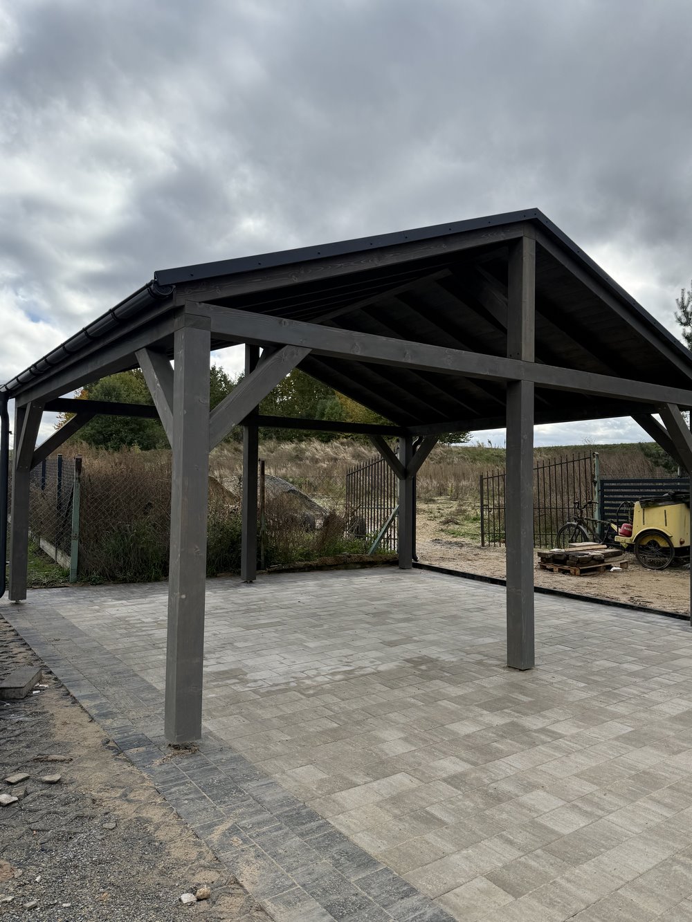 Drewniany carport przy domu jednorodzinnym wykonany na wymiar