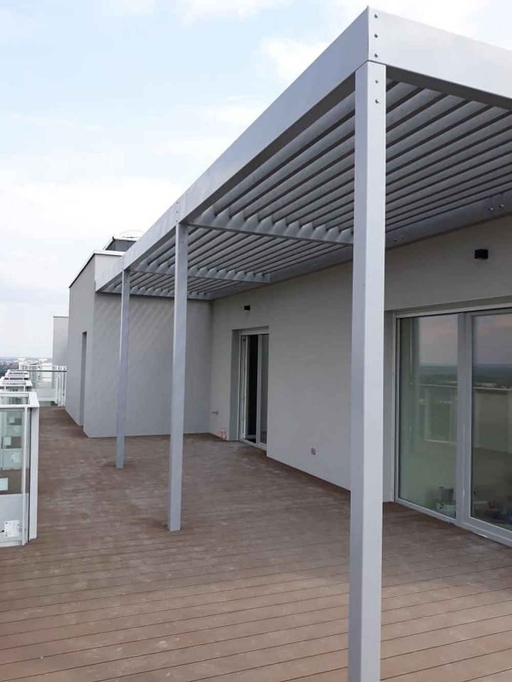 Pergola ogrodowa z drewna wykonana na wymiar przy tarasie
