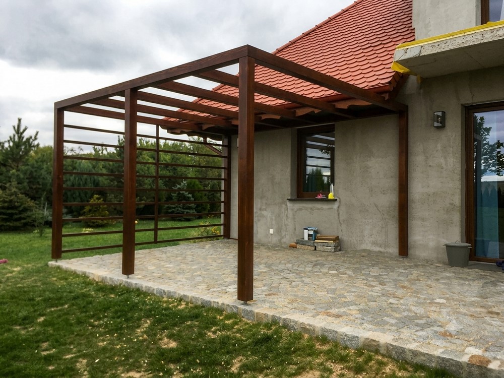 Solidna pergola ogrodowa z naturalnego drewna do aranżacji przestrzeni przy domu