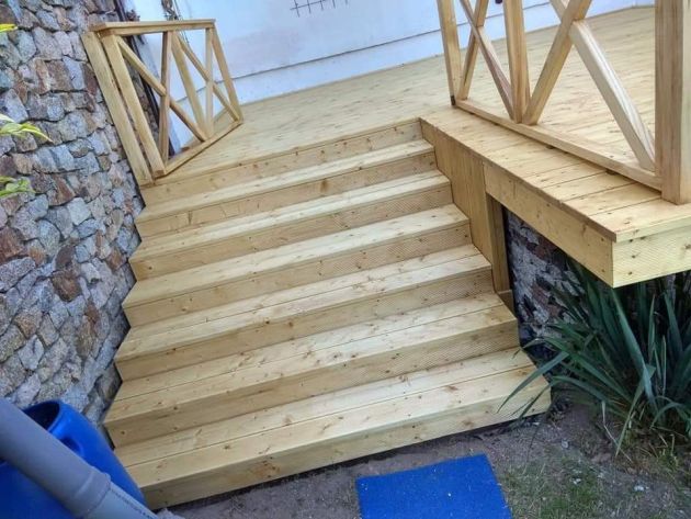Drewniany taras ogrodowy dopasowany do przestrzeni wypoczynkowej