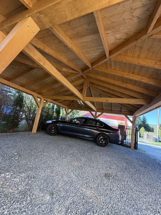 Carport drewniany na dwa samochody wykonany z drewna konstrukcyjnego