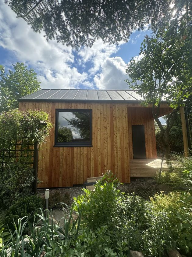 Nowoczesny domek drewniany do 35 m² w naturalnym stylu