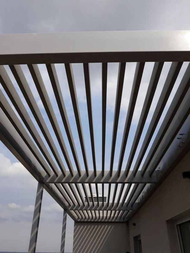 Nowoczesna pergola drewniana przy domu jednorodzinnym