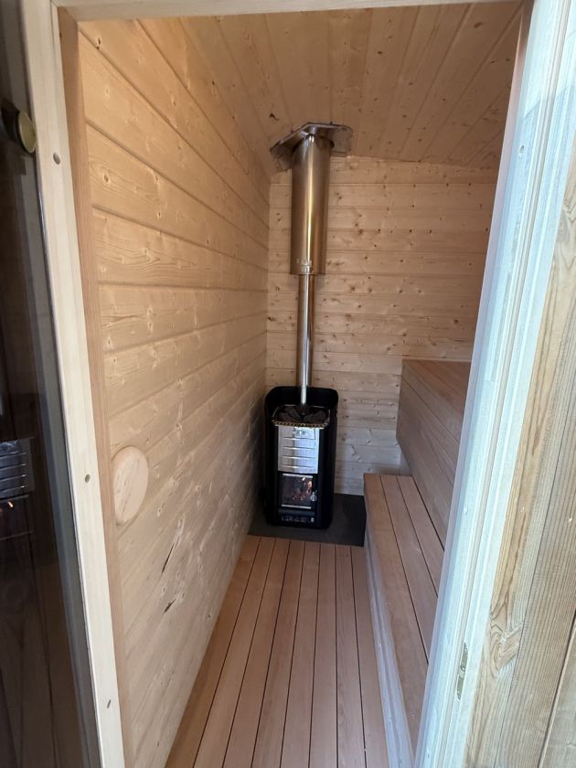 Drewniana sauna do ogrodu przy domu jednorodzinnym